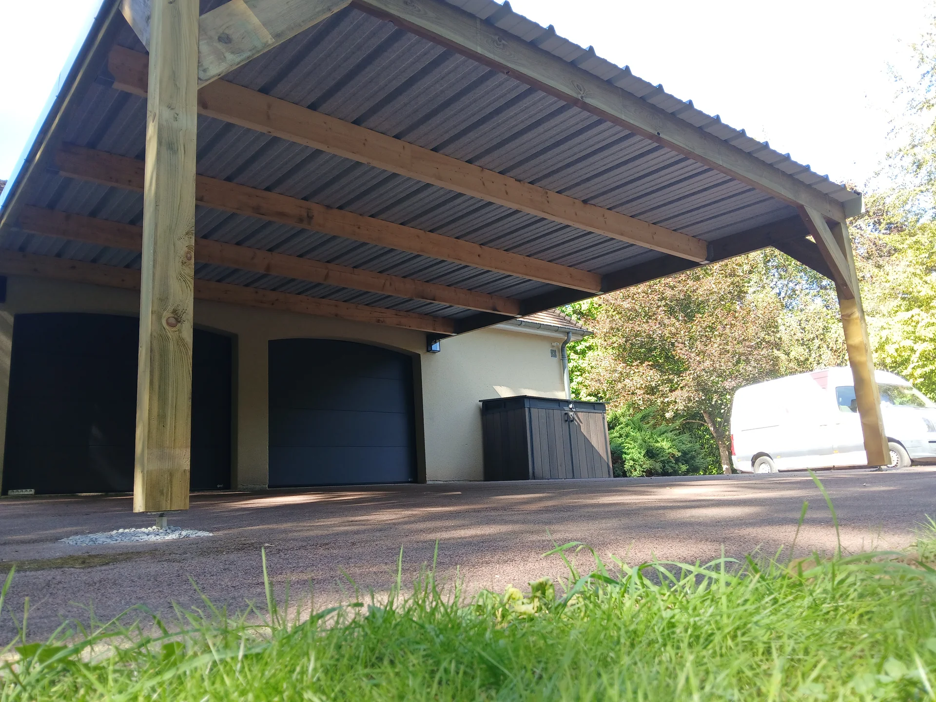 Vue de la charpente et de la couverture d’un carport en bois
